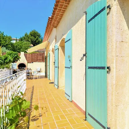 Holiday home Gorgeous Home In Laudun L Ardoise With Kitchen *